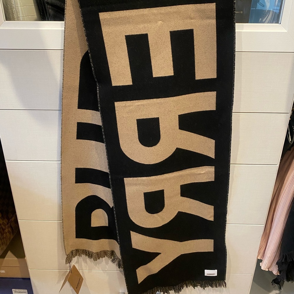 ❤️‍🔥FLASH SALE❤️‍🔥 Limited Authentic Burberry Large Wool Logo Scarf